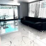 Апартаменти In In The Center By The Sea